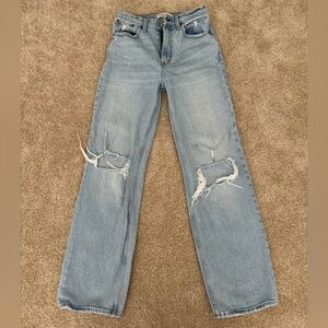 Abercrombie The 90s Relaxed High Rise Jean in size 27/4 Regular